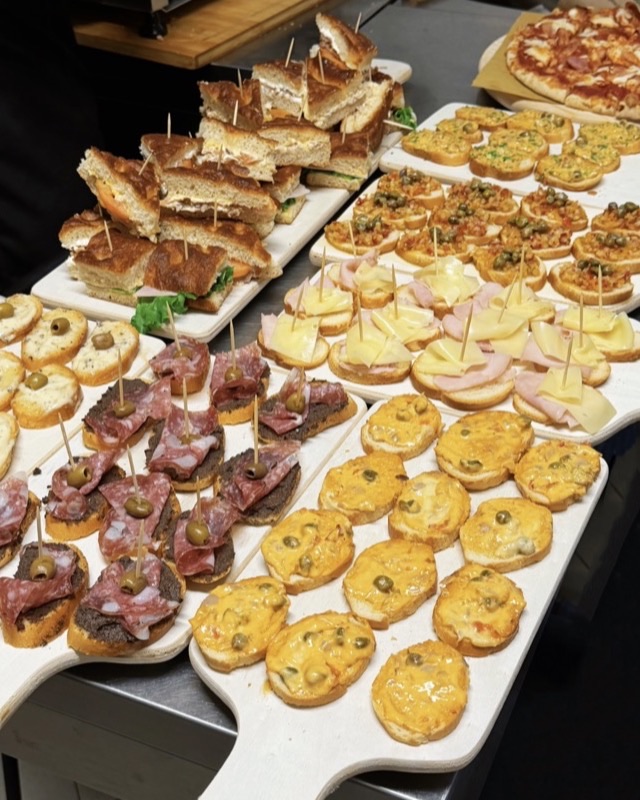 Buffet di crostini, pizzette e focacce farcite preparati da Caffellatte