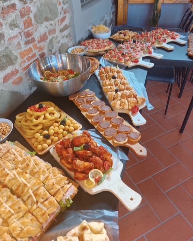 Rinfresco su misura con salatini, pizzette e finger food