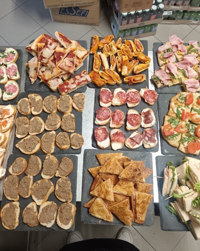 Ampio buffet di tartine, bruschette e sfizi salati